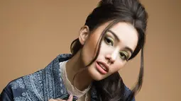 Aura kecantikan aktris cantik FTV ini semakin terpancarkan saat tampil dengan full makeup dan busana warna biru tua seperti ini. Gaya posenya memang mencerminkan ia sebagai model papan atas Tanah Air. Foto ini banjir pujian netizen yang menyebutnya cantik. (Liputan6.com/IG/@demarellementari)