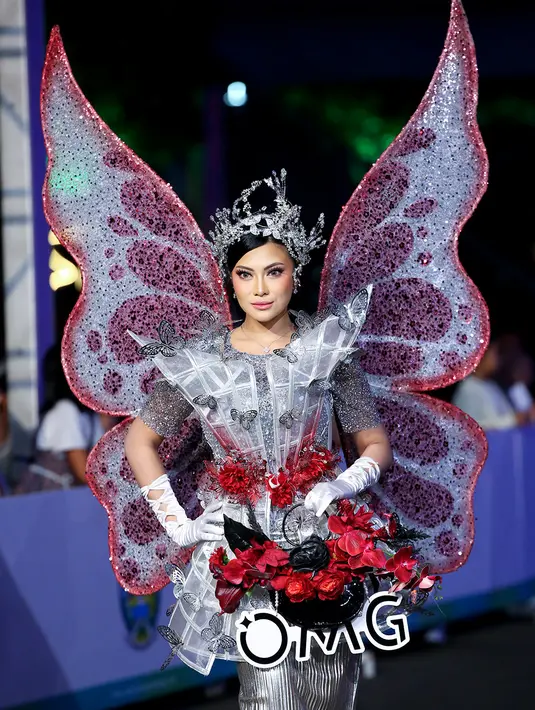 Hanum Mega juga tampil memesona dengan makeup yang tegas dan berkarakter. Riasannya menjadi pelengkap sempurna untuk kostum karnaval yang sarat kreativitas.