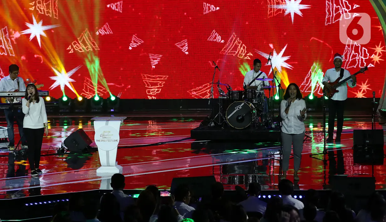 Band Karyawan EMTEK Group memeriahkan Perayaan Natal Persekutuan Doa SCTB - Emtek Group 2019 di Studio 6 Emtek City, Daan Mogot, Jakarta, Kamis (19/12/2019). Acara yang juga diisi Agnez Mo Christmas Concert – The Greatest Love ini akan disiarkan pada 24 Desember di SCTV. (Liputan6.com/Johan Tallo)