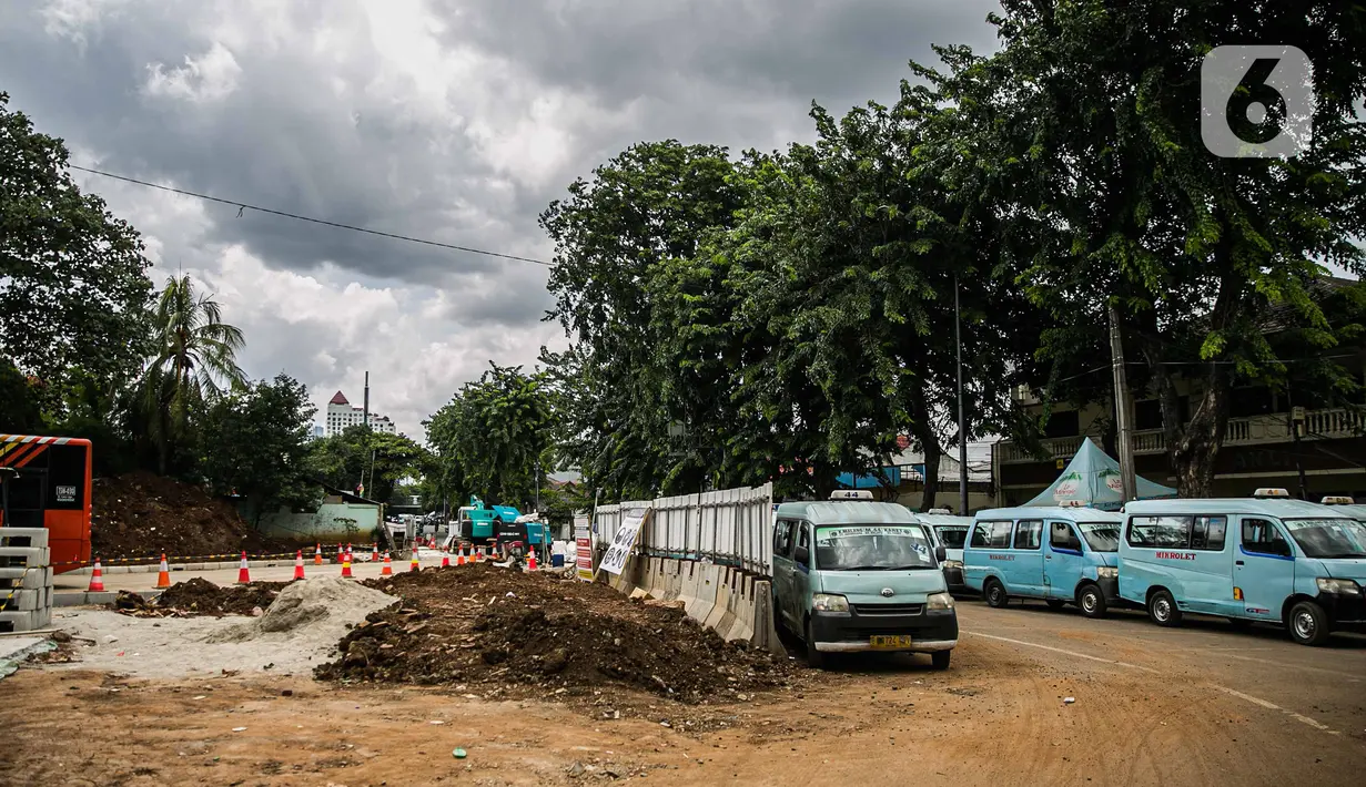 Angkutan umum berhenti di area proyek penataan Stasiun Tebet, Jakarta, Senin (28/12/2020). Pemerintah Provinsi DKI Jakarta melakukan penataan kawasan Stasiun Tebet untuk mengoptimalkan integrasi antarmoda bagi penumpang yang mengakses transportasi kereta api. (Liputan6.com/Faizal Fanani)