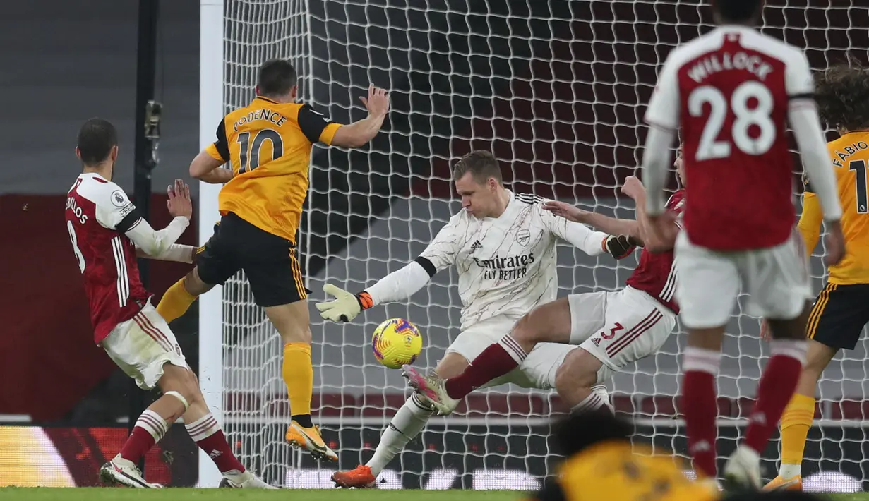 Gelandang Wolverhampton Wanderers, Daniel Podence dari Wolverhampton Wanderers (kedua kiri) mencetak gol kedua untuk timnya ke gawang Arsenal pada pekan kesepuluh Liga Inggris di Emirates Stadium, London, Minggu (29/11/2020). Arsenal takluk 1-2 dari Wolverhampton Wanderers. (Catherine Ivill/Pool via