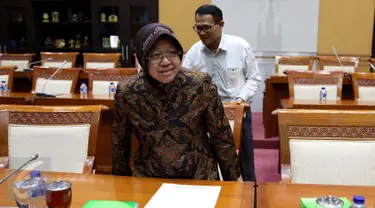 Walikota Surabaya Tri Rismaharini bersiap melakukan Rapat dengar Pendapat dengan Komisi III DPR, Jakarta, Selasa (29/11). Komisi III meminta penjalasan tentang perkembangan pembangunan pasar Turi Surabaya ke Risma. (Liputan6.com/Johan Tallo)