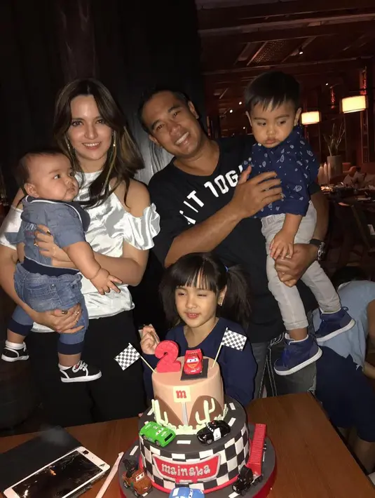 Melalui akun Instagram pribadinya, Nia Ramadhani kerap mengunggah potret kebersamaannya dengan sang suami. (Foto: instagram.com/ramadhaniabakrie)