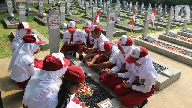 Para Pelajar Ziarah dan Tabur Bunga di TMPN Kalibata