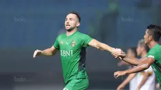Pemain Bhayangkara FC, Ilija Spasojevic (kiri) merayakan golnya ke gawang Persela Lamongan pada lanjutan Liga 1 2017 di Stadion Patriot, Bekasi, (27/10/2017). Bhayangkara menang 3-1. (Bola.com/Nicklas Hanoatubun)