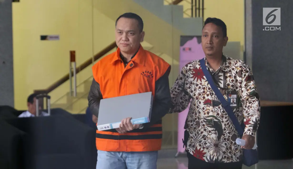 Tersangka dugaan suap lelang proyek saluran air hujan di Kota Yogya yang juga Jaksa Kejari Yogyakarta non aktif, Eka Safitra (kiri) digiring petugas usai menjalani pemeriksaan di Gedung KPK, Jakarta, Selasa (17/9/2019). Ini merupakan pemeriksaan lanjutan tersangka. (Liputan6.com/Helmi Fithriansyah)