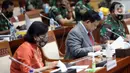 Menteri Pertahanan Prabowo Subianto (tengah) bersama Menteri Keuangan Sri Mulyani (kiri) dan KSAL Laksamana TNI Yudo Margono (kanan) saat rapat kerja dengan Komisi I DPR di Kompleks Parlemen, Senayan, Jakarta, Kamis (27/1/2022). (Liputan6.com/Angga Yuniar)