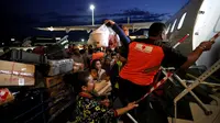 Ratusan calon penumpang berebut masuk ke pesawat Wings Air tujuan Makasar di Bandara Mutiara Palu, Selasa (2/10). Dua pesawat komersil Wings Air dan Garuda mulai beroperasi pada Senin (1/10). (Liputan6.com/Fery Pradolo)