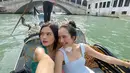 Kurang rasanya bila sudah berada di Venesia belum mencoba naik gondola. Sambil menyusuri kanal-kanal air yang melewati lorong jembatan kecil, kakak beradik ini pun tampil menawan dengan kompak mengenakan dress bernuansa cerah. (Liputan6.com/IG/@bebytsabina)