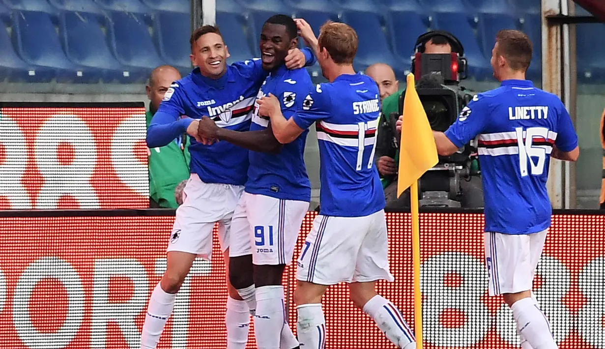 Penyerang Sampdoria, Duvan Zapata (kedua kiri) berselebrasi usai mencetak gol ke gawang Juventus di Liga Serie A italia di Stadion Luigi Ferraris, Italia, (19/11). Kini Sampdoria menduduki peringkat enam klasemen. (AFP Photo/Marco Bertorello)