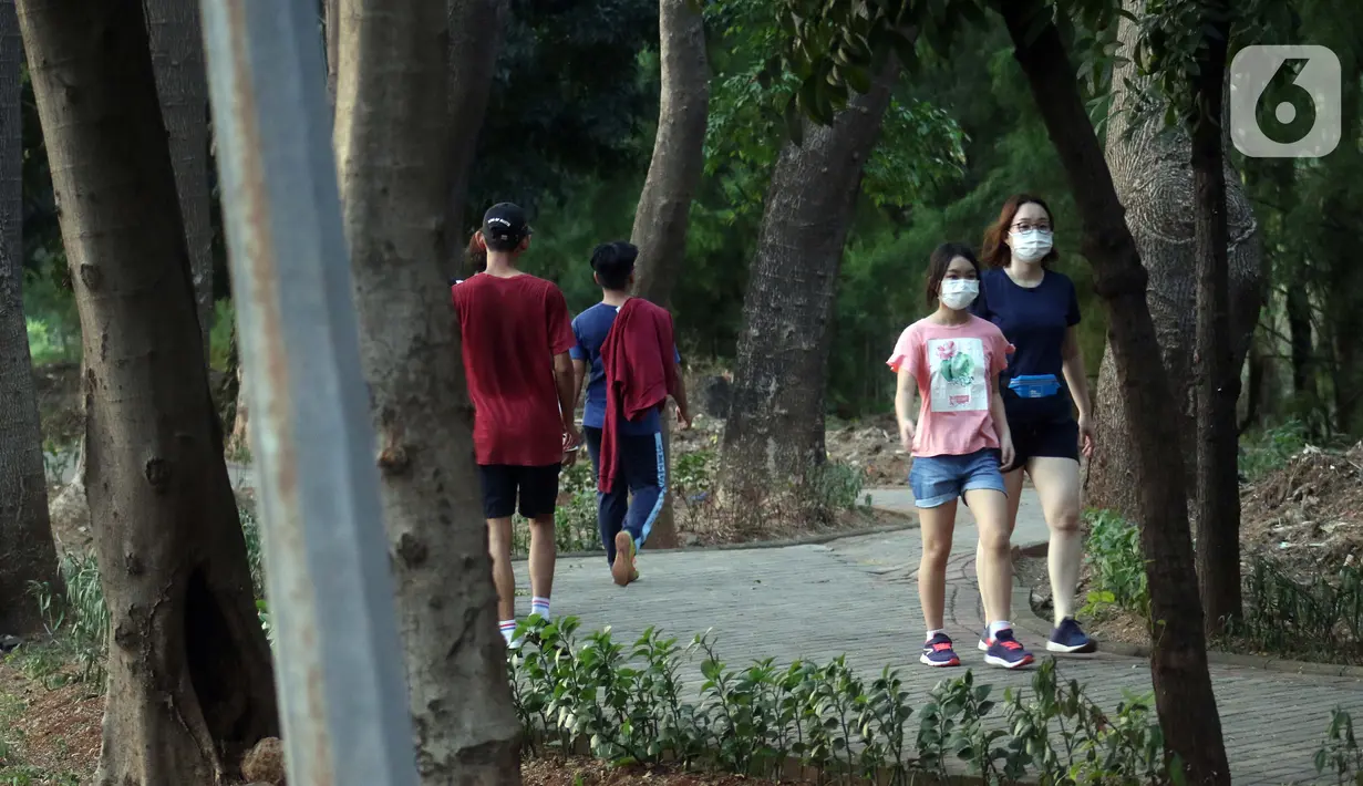 Warga melakukan aktivitas olahraga di kawasan Taman Hutan Kota Kemayoran, Jakarta, Selasa (16/6/2020). Aktivitas olahraga dipercaya mampu meningkatkan serta menjaga imunitas dan kesehatan tubuh terutama di masa pandemi COVID-19. (Liputan6.com/Helmi Fithriansyah)