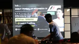 Penggemar Rio Haryanto tengah bersiap menyaksikan balapan perdana Formula 1 Australia leawat acara Nonton bareng di Resotran Brewerkz, Senayan City, Jakarta, Minggu (20/3/2016).  (Bola.com/Nicklas Hanoatubun)