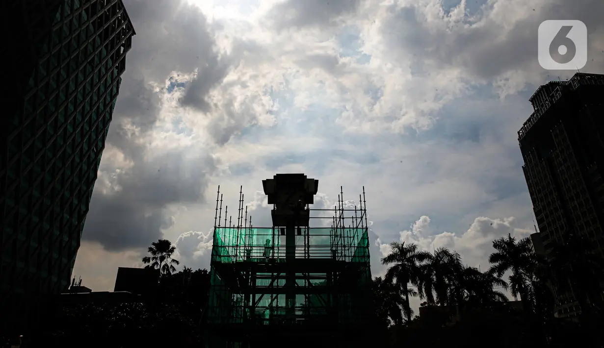 Aktivitas pekerja di Tugu Jam Thamrin, Jakarta, Kamis (18/11/2021). Tugu Jam Thamrin akan dipindah sementara seiring pengerjaan konstruksi bawah tanah Fase 2A sepanjang 2,8 kilometer yang menghubungkan Stasiun Bundaran HI hingga Stasiun Harmoni. (Liputan6.com/Faizal Fanani)