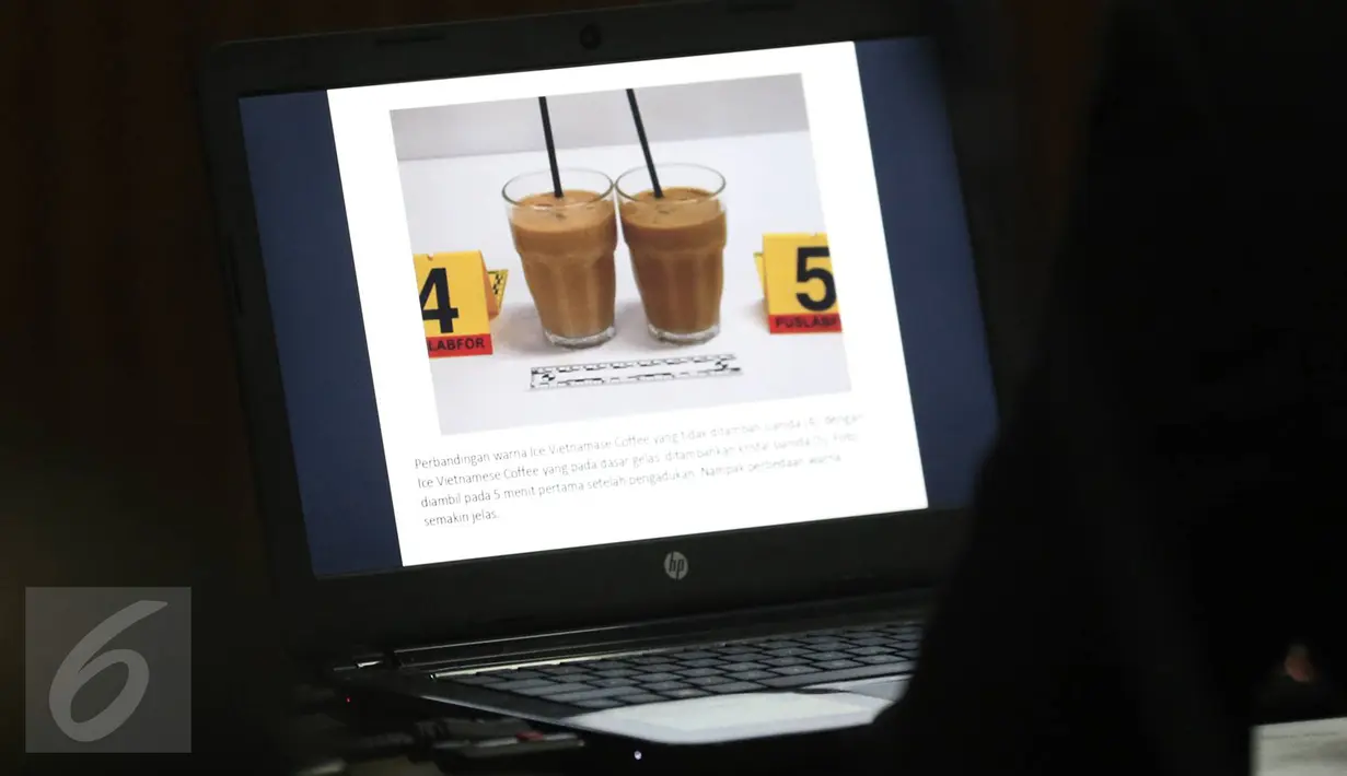 Layar laptop menampilkan gambar gelas berisi kopi saat sidang kasus kematian Wayan Mirna Salihin di PN Jakarta Pusat, Rabu (3/8). Nursamran menyatakan salah satu efek apabila terkena sianida, bagian tubuh akan gatal-gatal.(Liputan6.com/Immanuel Antonius)