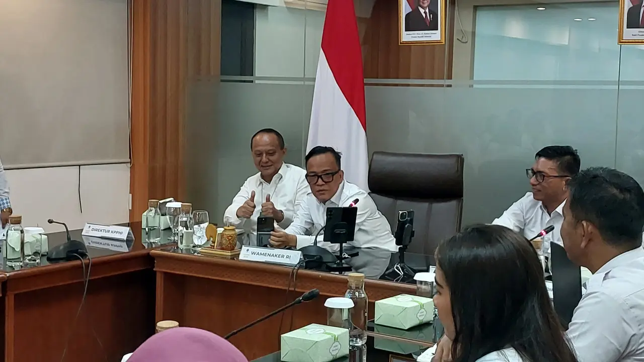 Wakil Menteri Ketenagakerjaan, Immanuel Ebenezer Gerungan di Kantor Kemnaker, Jakarta, Senin (19/5/2025). (Arief/Liputan6.com)