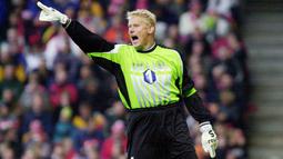 Peter Schmeichel - Kiper Legendaris Manchester United ini mencetak golnya saat memperkuat Aston Villa di laga kontra Everton pada 20 Oktober 2001. Sayang gol tersebut gagal menyelamatkan timnya dari kekalahan dengan skor 3-2. (AFP/Morten Juhl)