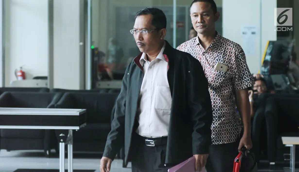 Wakil Wali Kota Banjarmasin, Hermansyah berjalan keluar Gedung KPK, Jakarta, Jumat (15/12). Hermansyah diperiksa sebagai saksi terkait persetujuan perda penambahan modal PDAM Bandarmasih Kota Banjarmasin 2017. (Liputan6.com/Helmi Fithriansyah)