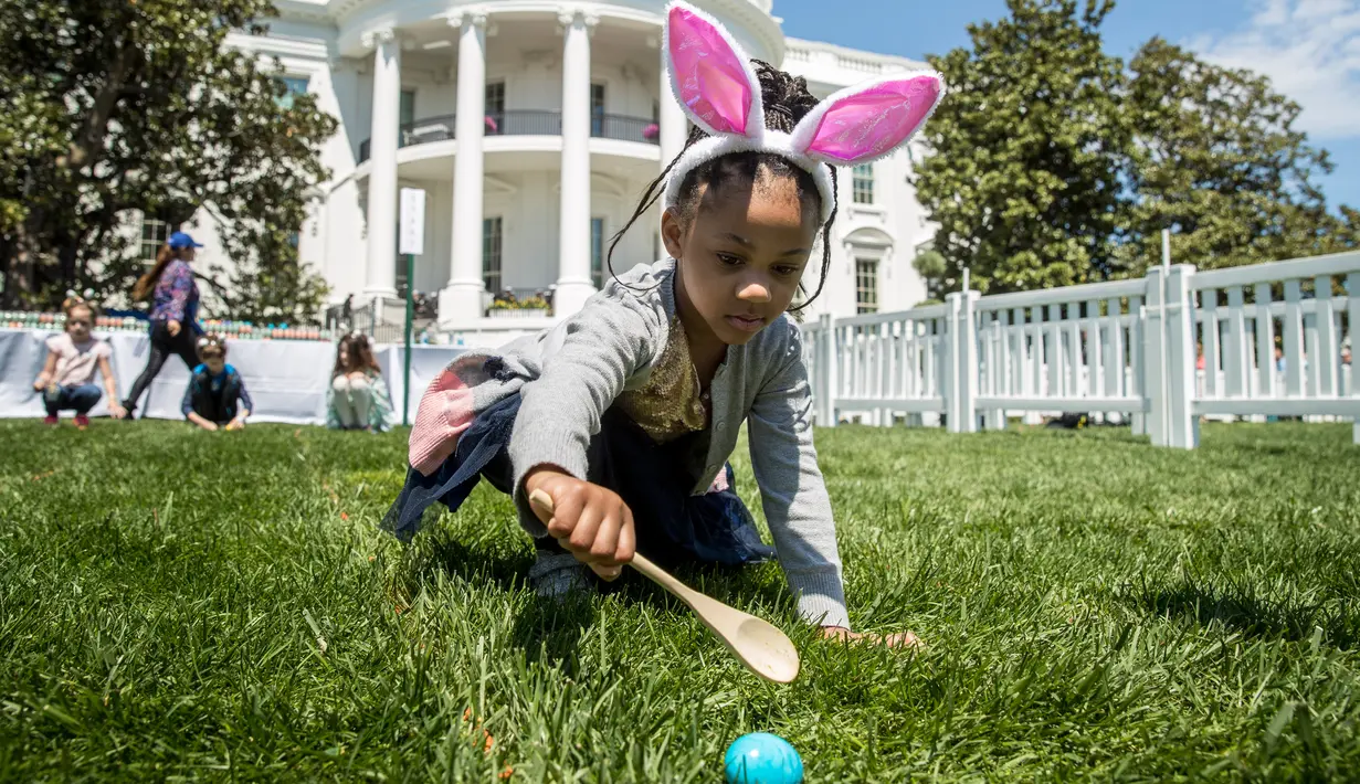 Chloebella Frazier, 4, mengikuti lomba menggelindingkan telur paskah ke-141 di halaman Gedung Putih, Washington, Senin (22/4). Acara tahunan tersebut merupakan bagian dari rangkaian memperingati Paskah yang rutin diselenggarakan di South Lawn Gedung Putih. (AP/Andrew Harnik)