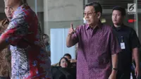 Wakil Presiden ke-11 Republik Indonesia, Boediono berjalan keluar seusai menjalani pemeriksaan di Gedung KPK, Jakarta, Kamis (15/11). Boediono hari ini menjalani pemeriksaan dalam penyelidikan kasus korupsi Bank Century. (Merdeka.com/Dwi Narwoko)
