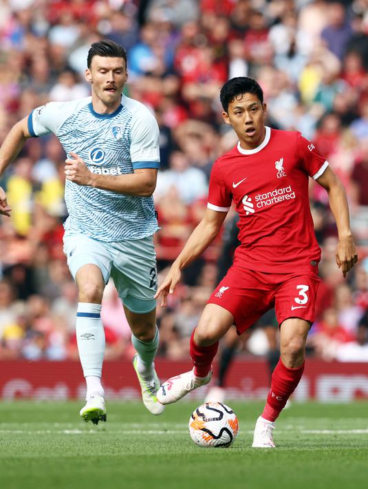 Pemain Liverpool, Wataru Endo menggiring bola pada laga pekan kedua Liga Inggris 2023/2024 melawan Bournemouth di Anfield, Liverpool, Sabtu (20/08/2023) malam WIB. (AFP/Darren Staples)