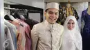 Pasangan selebritis Ben Kasyafani  dan Nesyana Ayu Nabila berpose dengan baju pengantin di kawasan Kebayoran Baru, Jakarta, Rabu (27/7). Ben Kasyafani dan Nesyana Ayu Nabila lakukan fiting baju pengantin. (Liputan6.com/ Herman Zakharia)