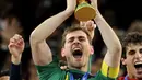 Kiper Spanyol Iker Casillas mengangkat trofi Piala Dunia 2010 setelah mengalahkan Belanda di stadion Soccer City di Soweto, pinggiran kota Johannesburg pada 11 Juli 2010. (AFP/Javier Soriano)