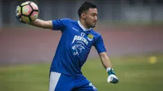 Gelandang Persib, Shohei Matsunaga, menjadi kiper saat latihan di Stadion GBLA, Jawa Barat, Kamis (20/7/2017). Persib bersiap menghadapi Persija pada laga Liga 1. (Bola.com/Vitalis Yogi Trisna)