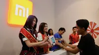 Member JKT48 Desy dan Vanka melayani pembeli smartphone Xiaomi di Mi Store Bekasi, Minggu (8/10/2017) Foto: Dokumentasi Xiaomi.
