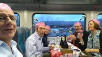 Sekumpulan Penumpang Buat Pesta Natal di Kereta