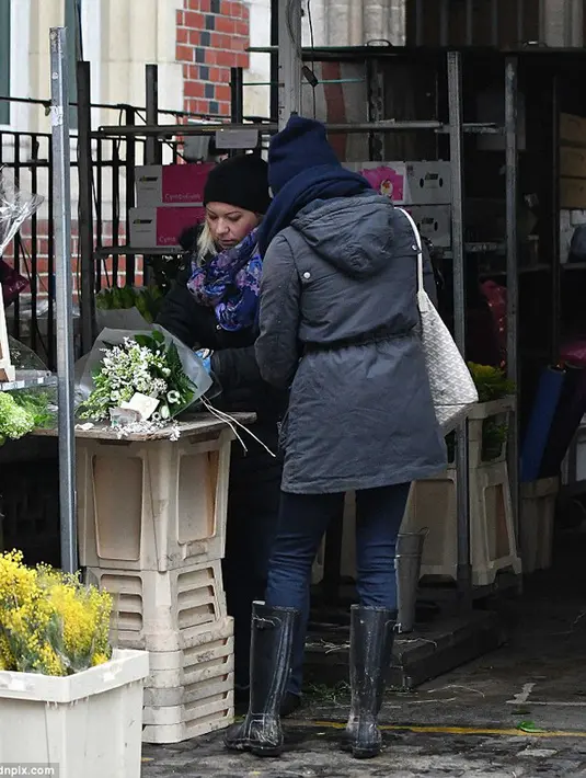 Tidak hanya itu, rumornya juga cincin tersebut merupakan pemberian Harry sebagai cincin pengikat. Mengingat sebelumya tersiar kabar, Harry dan Meghan tengah mempersiapkan pesta pernikahan mereka. (doc.dailymail.com)