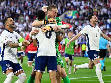 Pemain Inggris merayakan kemenangan atas Swiss pada laga perempat final Euro 2024 di Duesseldorf Arena, Duesseldorf, Jerman, Sabtu (06/07/2024). (AFP/Ina Fassbender)