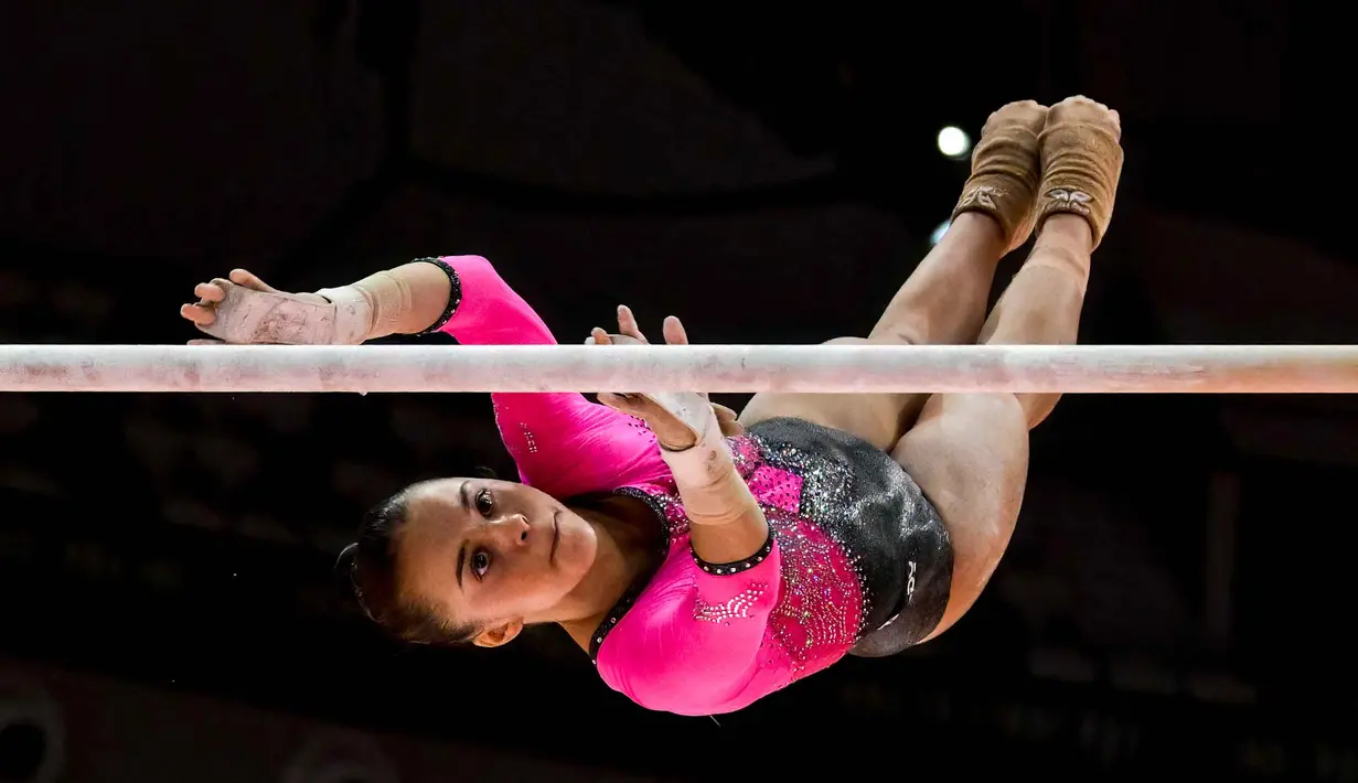 Akan ada 24 pesenam putri terbaik dari babak kualifikasi lolos ke babak final all-around. Tampak dalam foto, pesenam putri Italia, Giulia Perotti tampil pada kualifikasi nomor palang bertingkat Kejuaraan Dunia Gimnastik 2025 di Indonesia Arena, Jakarta, Selasa (21/10/2025). (BAY ISMOYO/AFP)