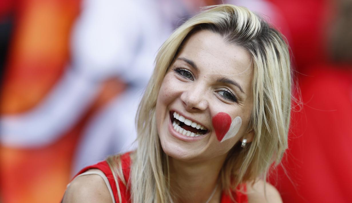 Fans Polandia tersenyum saat tertangkap kamera saat laga Swiss melawan Polandia pada babak 16 besar Piala Eropa 2016 di Stadion Geoffroy-Guichard, Saint-Etienne (26/6/2016) WIB. (REUTERS/Jason Cairnduff)