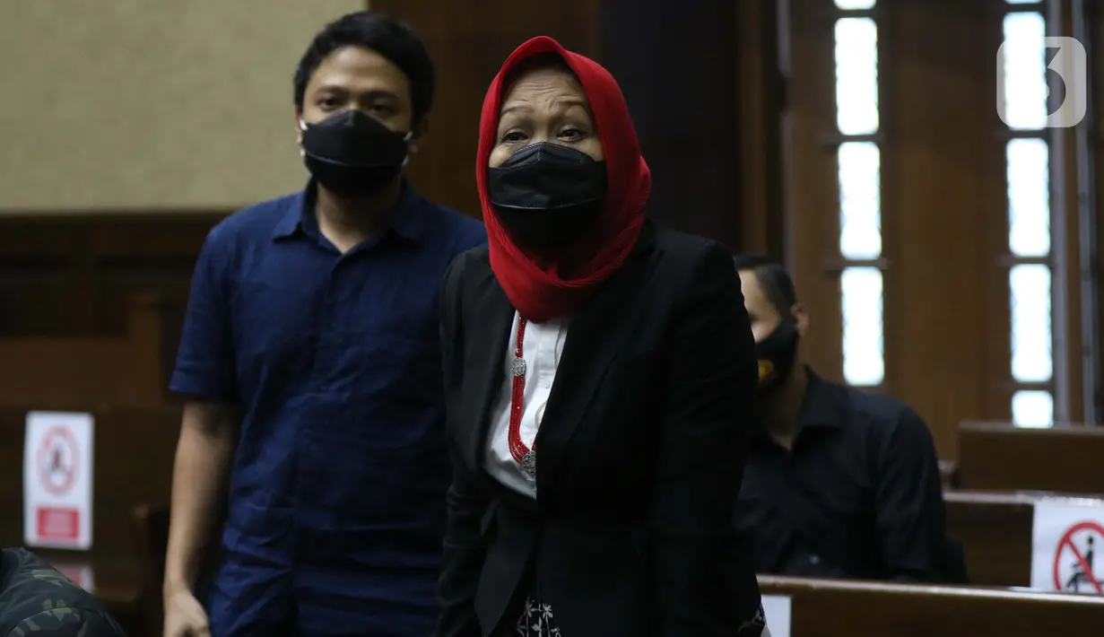 Mantan pengacara Djoko Tjandra, Anita Kolopaking (kanan) bersiap memberi keterangan pada sidang dugaan perantara suap kepada Jaksa Pinangki Sirna Malasari terkait pengurusan fatwa di MA dengan terdakwa Andi Irfan Jaya di Pengadilan Tipikor, Jakarta, Rabu (2/12/2020). (Liputan6.com/Helmi Fithriansyah