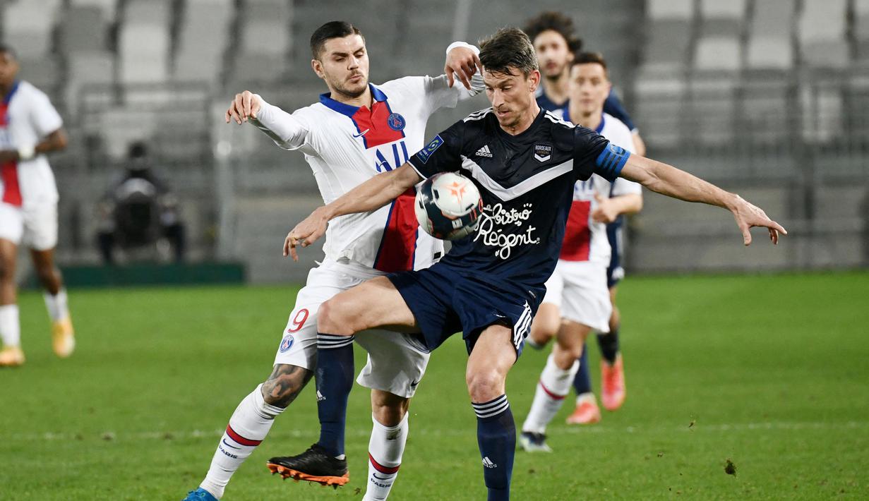 Striker Paris Saint-Germain (PSG), Mauro Icardi, berusaha melewati pemain Bordeaux, Laurent Koscielny, pada laga Liga Prancis di Stadion Matmut Atlantique, Rabu (3/3/2021). PSG menang dengan skor 1-0. (Photo by Philippe LOPEZ / AFP)