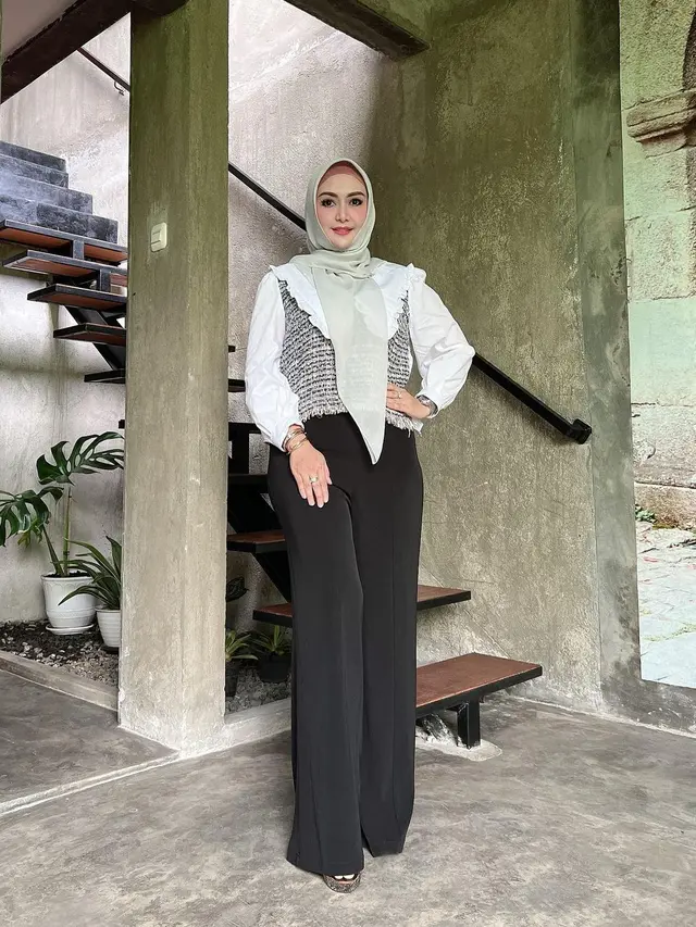 Potret terbaru Eddies Adelia yang awet muda