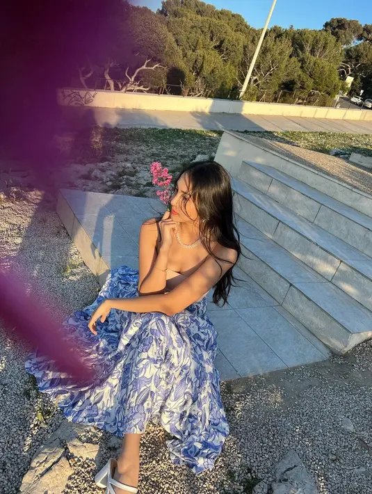 <p>Dengan tampilan poni, Anya terlihat semakin fresh dan stylish.</p>