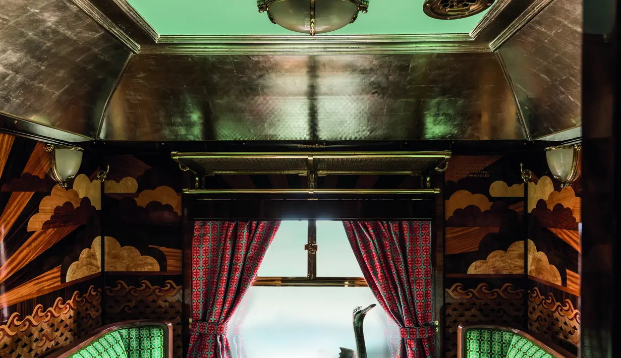 Menu kontemporer Inggris disajikan di atas peralatan makan khusus, dengan hiasan tambahan dari Kepala Koki British Pullman dan koktail eksklusif yang disajikan dalam peralatan gelas yang hanya tersedia di coupé pribadi.