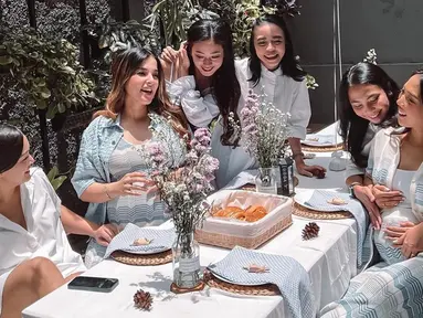 Tasya Farasya menggelar baby shower bersama para sahabat. Tak sendiri, rupanya baby shower tersebut juga digelar bersamaan dengan kehamilan salah satu sahabatnya. (Liputan6.com/IG/@tasyafarasya)