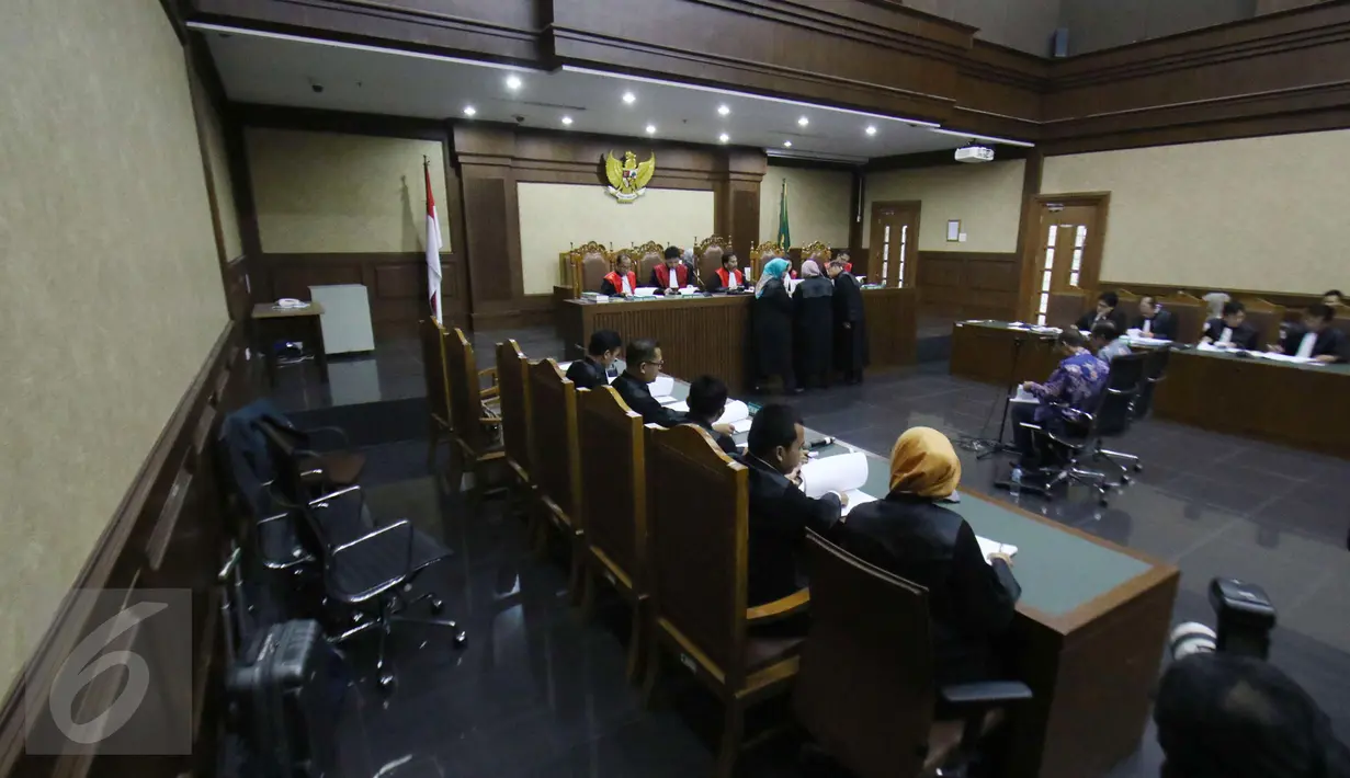 Sidang perdana kasus dugaan korupsi pengadaan proyek e-KTP 2011-2012 di Pengadilan Tipikor, Jakarta, Kamis (9/3). Terdakwa kasus korupsi e-KTP, Irman dan Sugiharto, menjalani sidang perdana dengan agenda pembacaan dakwaan. (Liputan6.com/Helmi Afandi)
