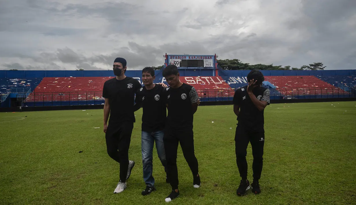 Isak tangis terlihat dari pemain arema saat berada di dalam Stadion. (AFP/Juni Kriswanto)