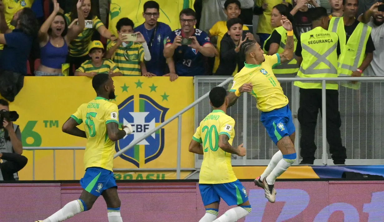 Penyerang Brasil, Raphinha (kanan) merayakan gol dengan rekan setimnya pada pertandingan sepak bola kualifikasi Piala Dunia FIFA 2026 zona Amerika Selatan melawan dan Peru di stadion Mane Garrincha, Brasilia, Selasa 15 Oktober 2024 atau Rabu (16/10/2024) pagi WIB. (NELSON ALMEIDA/AFP)