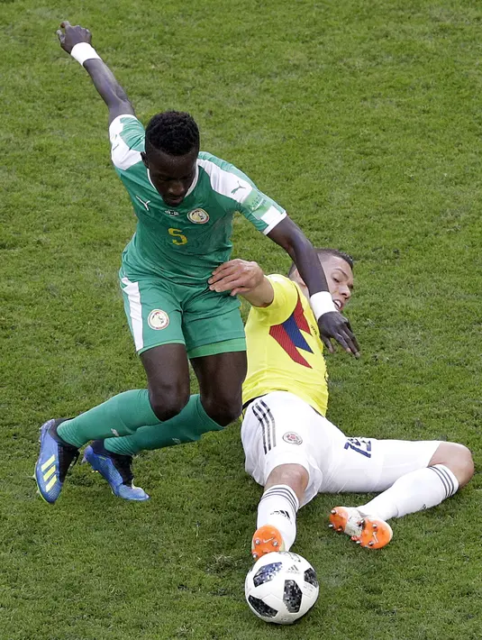 Aksi pemain Kolombia, Mateus Uribe (kanan) menghalau bola dari kaki pemain Senegal, Senegal, Idrissa Gana Gueye pada laga terakhir grup H di Samara Arena, Samara, Rusia, (28/6/2018). Kolombia menang 1-0. (AP/Gregorio Borgia)