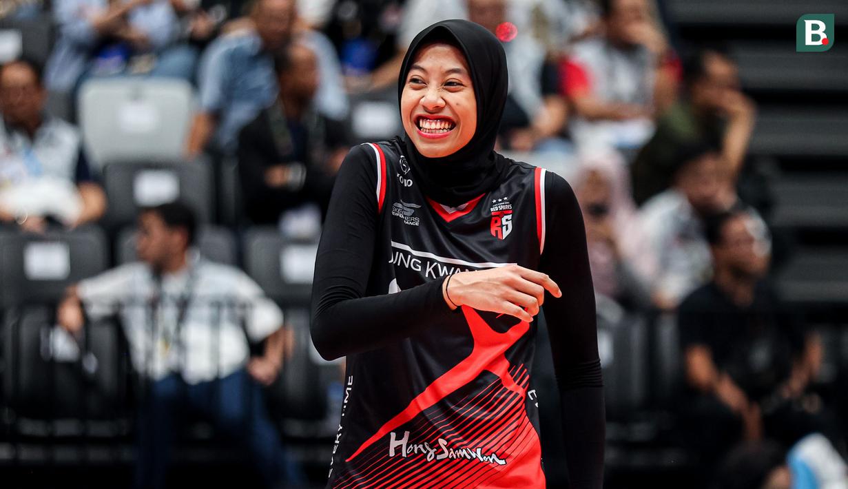 <p>Pemain Red Sparks, Megawati Hangestri tersenyum saat menghadapi tim putri Indonesia All Star pada laga ekshibisi bola voli fun volleyball di Indonesia Arena, Senayan, Jakarta, Sabtu (20/4/2024). Red Sparks menang 3-2 (25-17, 25-15, 19-25, 18-25 dan 15-12). (Bola.com/Bagaskara Lazuardi)</p>
