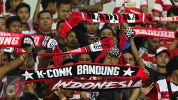 Suporter Madura United membentangkan syal jelang menyaksikan timnya berlaga melawan Persija pada lanjutan Liga 1 di Stadion Patriot Candrabhaga, Bekasi, Kamis (4/5). Madura United FC unggul 1-0. (Liputan6.com/Helmi Fithriansyah)