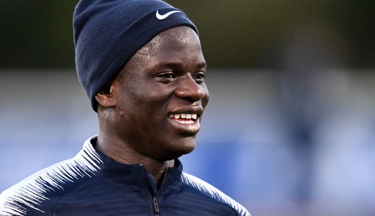 1. Ngolo Kante - Namanya mulai dikenal saat membawa Leicester City menjuarai Premier League tahun 2016. Dua tahun berselang gelandang pendek tersebut juga berhasil membawa timnas Prancis menjuarai Piala Dunia untuk kedua kalinya. (AFP/Franck Fife)