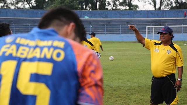 Pelatih Arema Cronus Suharno