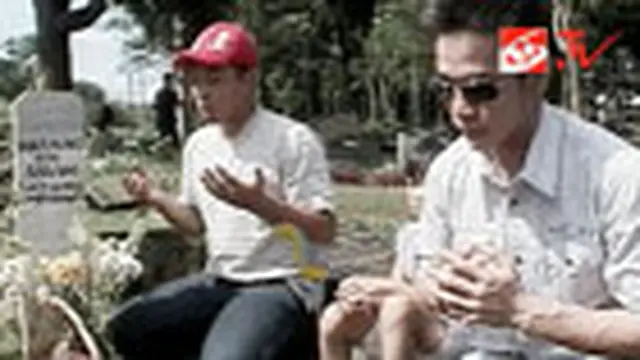 Bayu Ziarah Makam Sang Ayah Menjelang Ramadan