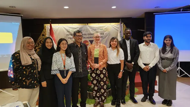 Head of Communications, Public Affairs, Science & Sustainability, Bayer Indonesia, Laksmi Prasvita (tengah) usai mengikuti kegiatan ICYA di Universitas Gadjah Mada, Yogyakarta. (Liputan6.com/Dicky Agung Prihanto)