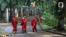 Petugas pemadam kebakaran Sudin Jaksel melakukan penyemprotan disinfektan di Kebun Bintang Ragunan, Jakarta, Rabu (17/6/2020). Penyemprotan dilakukan jelang pembukaan kembali Kebun Binatang Ragunan untuk umum pada 20 Juni mendatang. (merdeka.com/Arie Basuki)